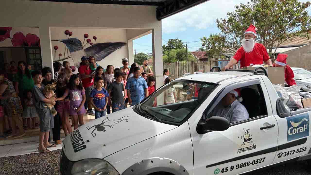 Voluntários vestidos de Papai Noel distribuem brinquedos em Ivaiporã