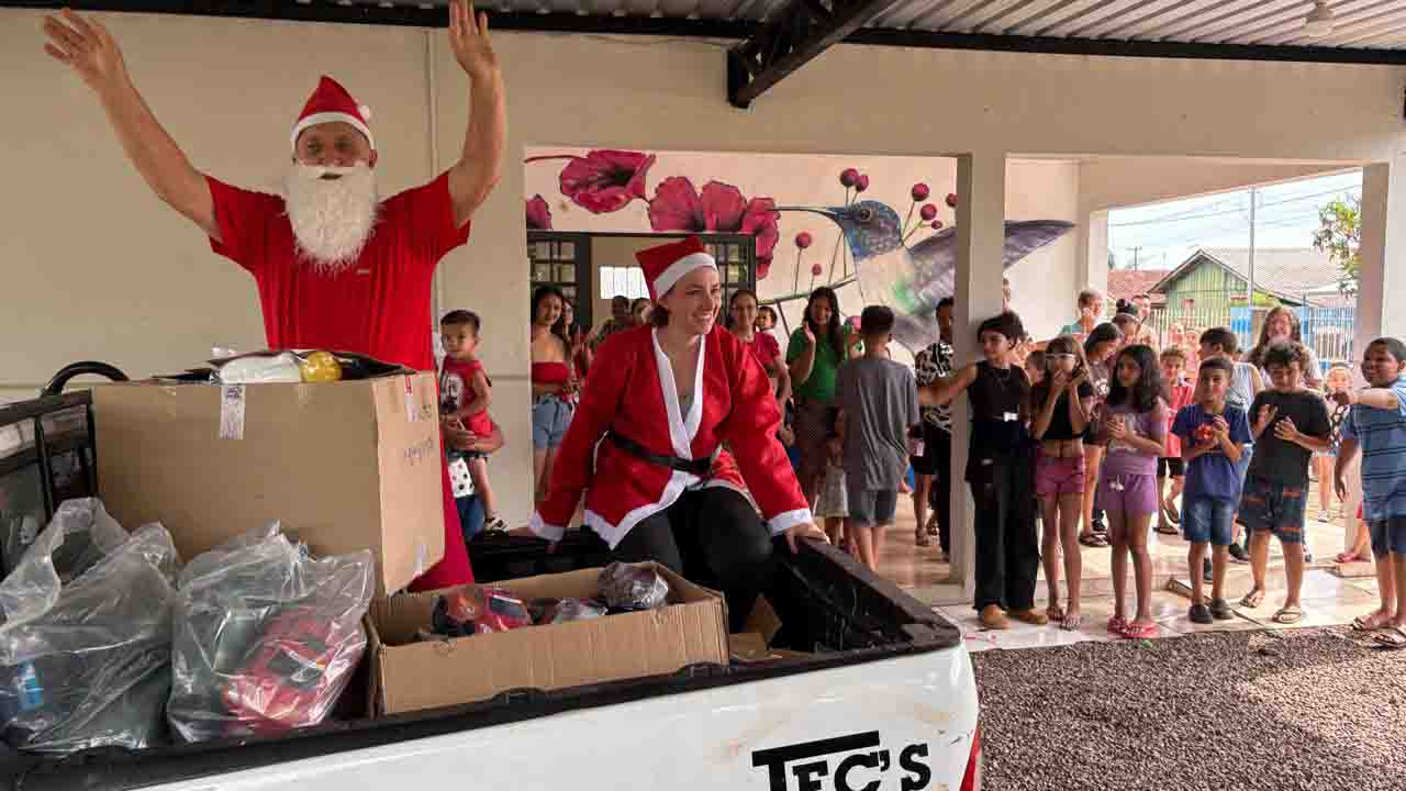 Voluntários vestidos de Papai Noel distribuem brinquedos em Ivaiporã