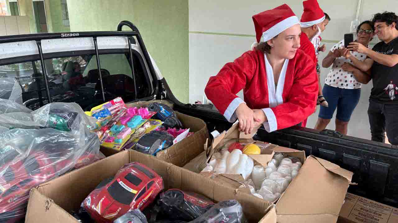 Voluntários vestidos de Papai Noel distribuem brinquedos em Ivaiporã