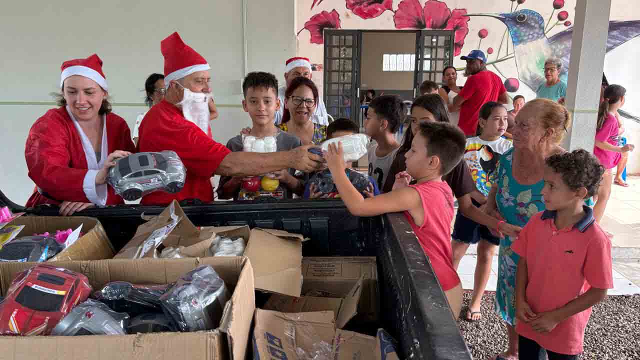 Voluntários vestidos de Papai Noel distribuem brinquedos em Ivaiporã