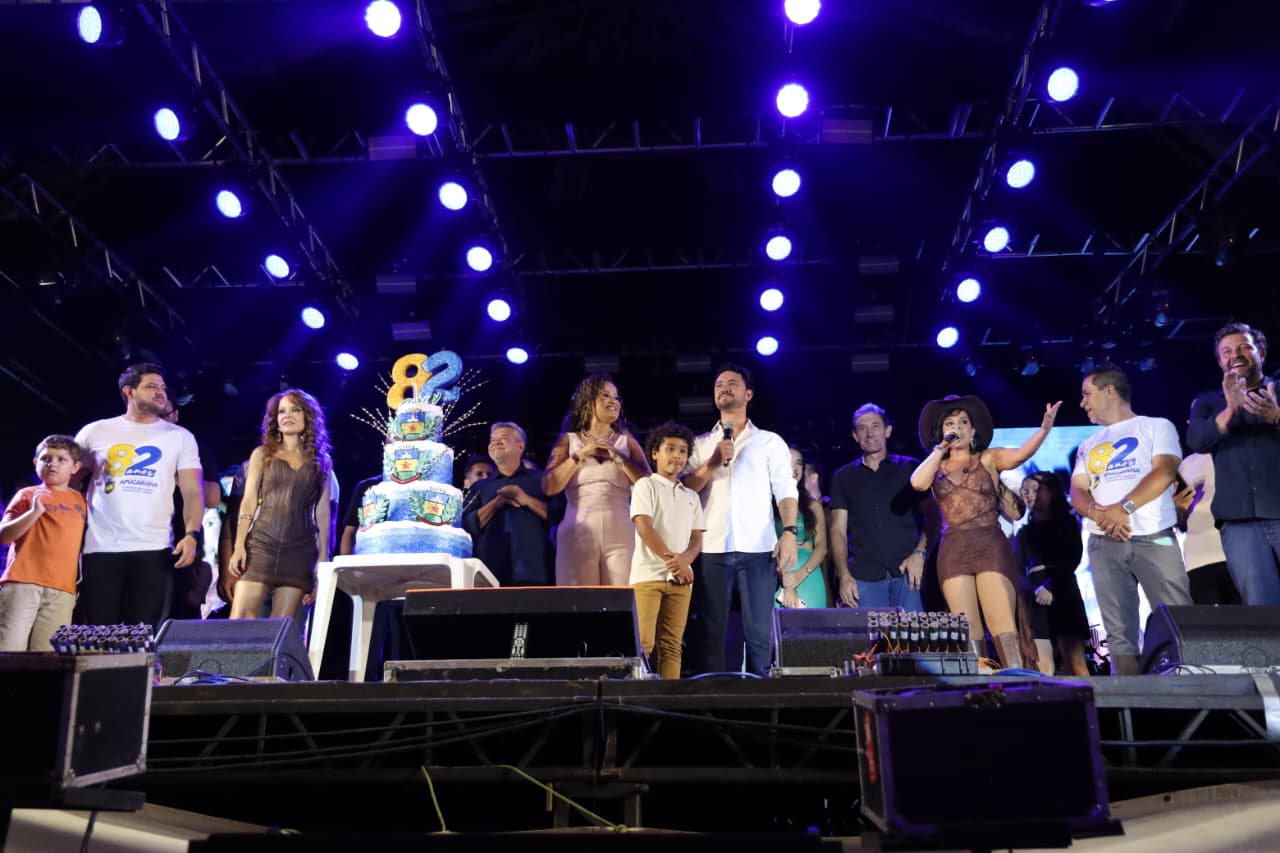 A dupla cantou parabéns para Apucarana