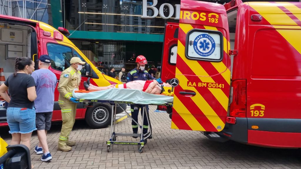BMW invade supermercado no PR após mulher confundir pedais de carro automático