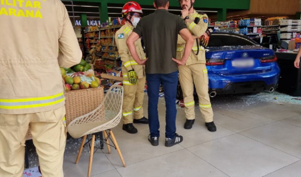 BMW invade supermercado no PR após mulher confundir pedais de carro automático