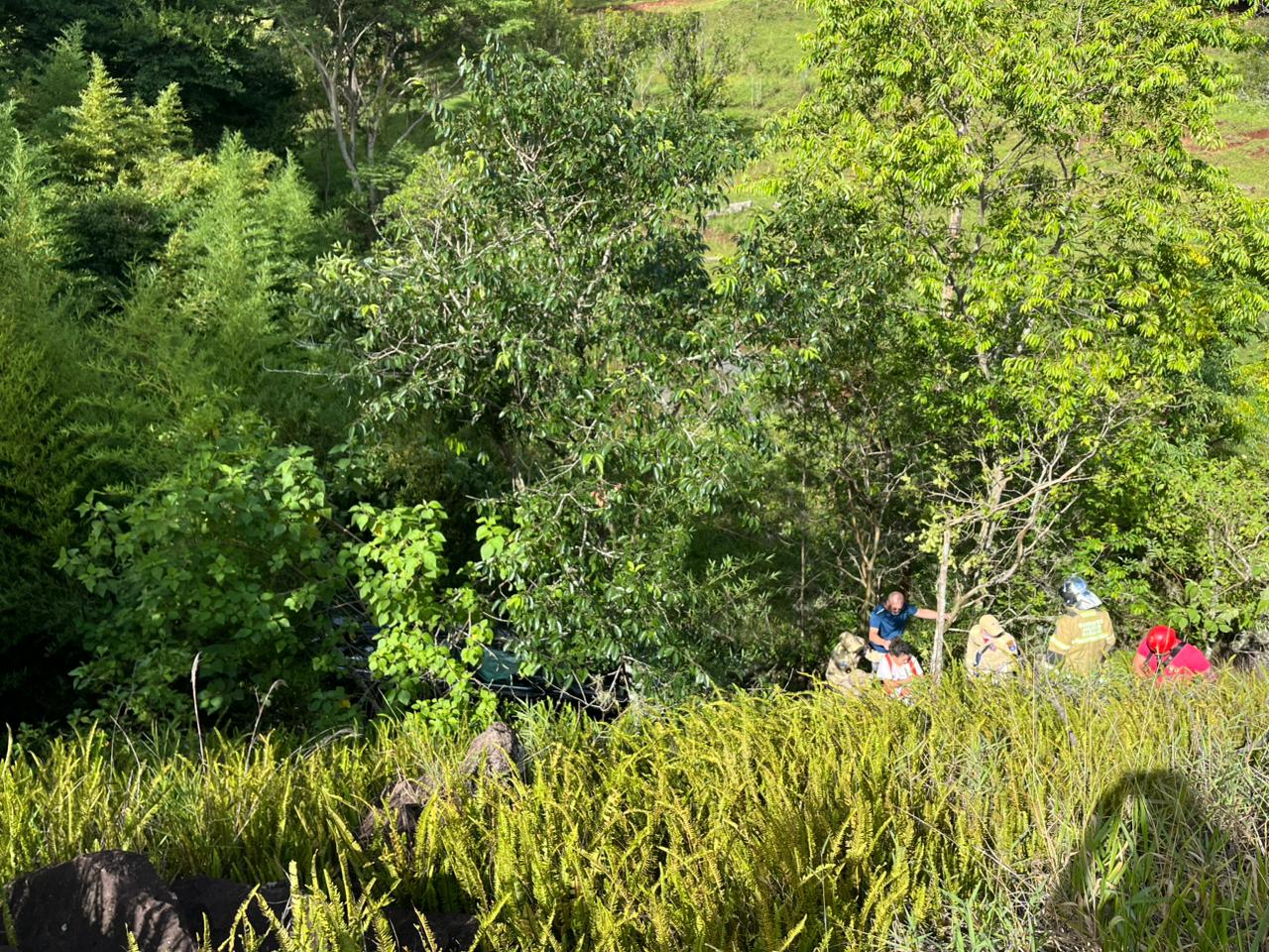 Bombeiros resgataram as vítimas do acidente