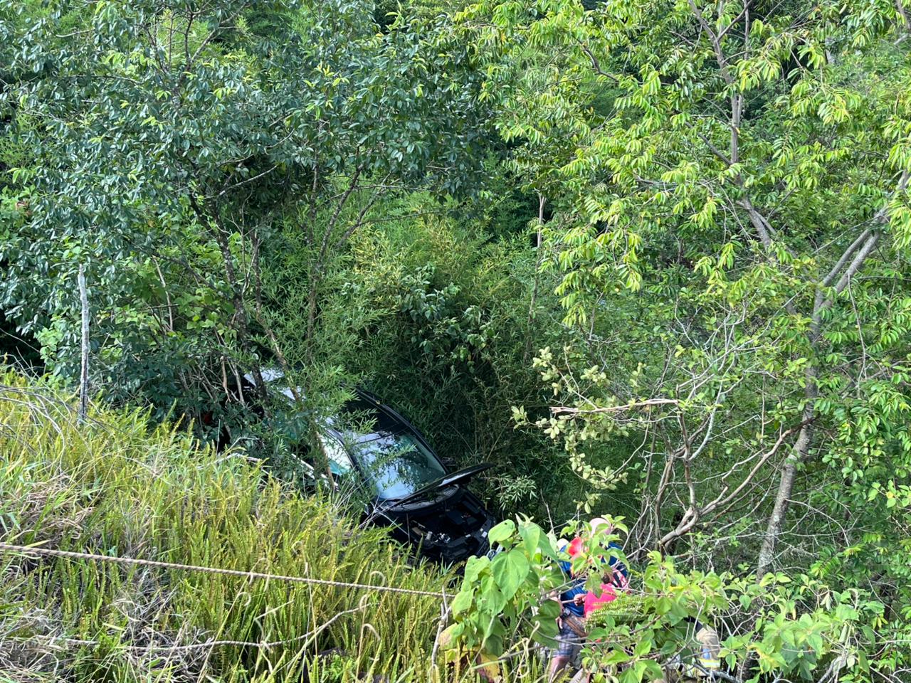 Carro com dois ocupantes cai em ribanceira na Rodovia do Milho