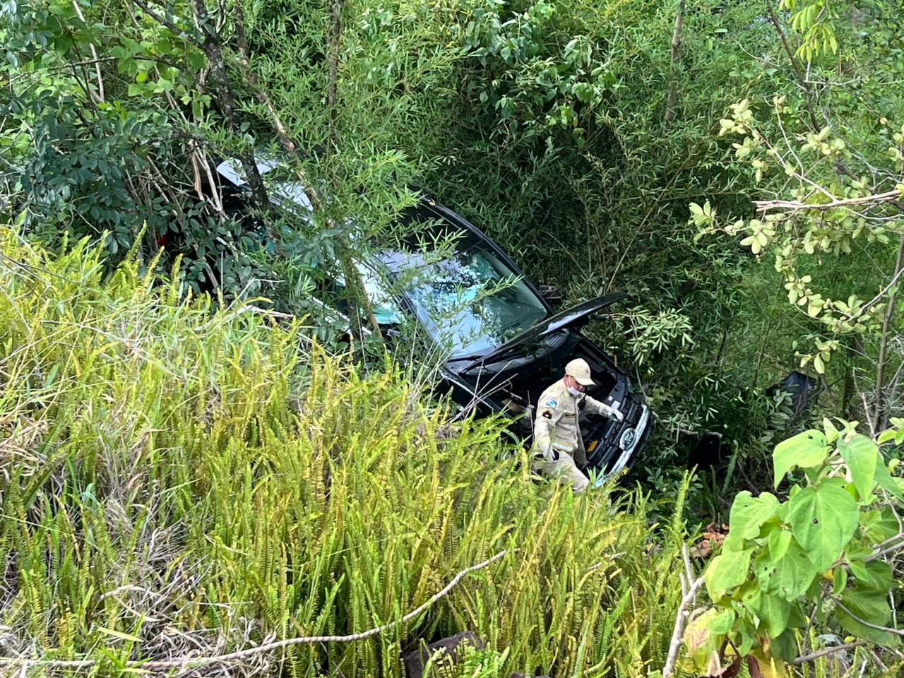 Carro com dois ocupantes cai em ribanceira na Rodovia do Milho