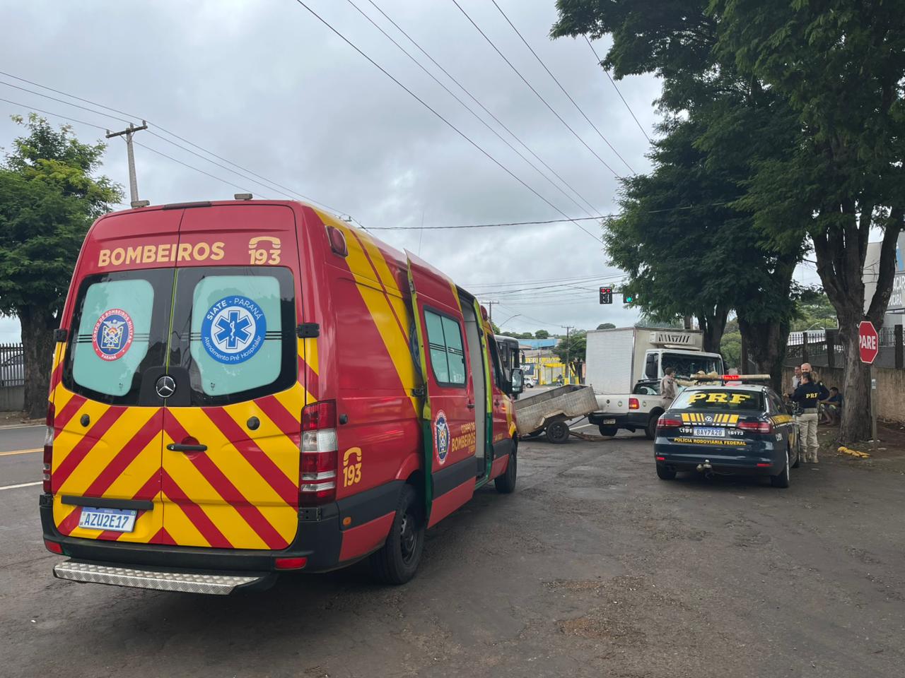 Colisão entre veículo da prefeitura e caminhão é registrada em Apucarana