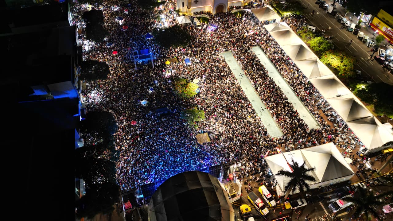 Maiara e Maraisa reúnem multidão no aniversário de 82 anos de Apucarana
