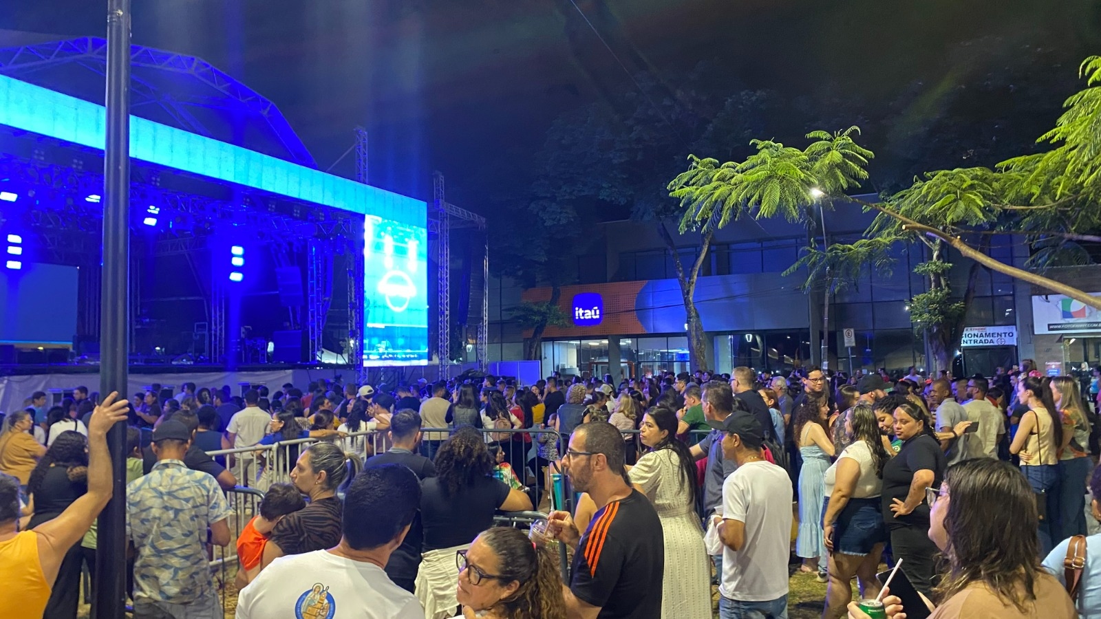No primeiro dia de shows, muitas famílias se dirigiram até a praça Rui Barbosa