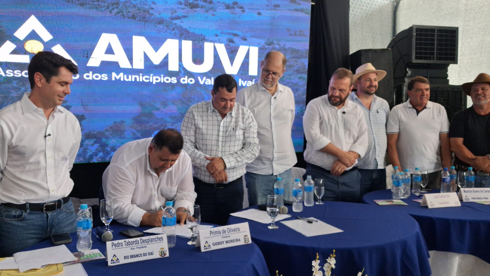 Prefeito Pedro Taborda assume presidência da Amuvi