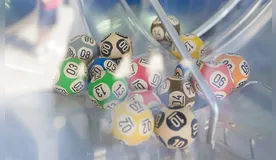 Com a aposta mínima de cinco números, no valor de R$ 4,00, a probabilidade de acertar todos os números e ganhar o prêmio máximo é de uma em 24 milhões