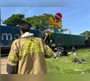 Carro é atingido por trem na entrada do "Fariz Gebrim" em Apucarana