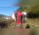 Caminhão tomba entre Rio Bom e Marilândia do Sul e deixa passageiro ferido