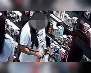 Câmera flagra mulher com camiseta de "Jesus" furtando perfume em Apucarana (PR)