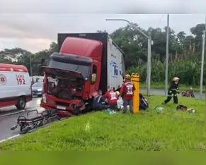 Motorista fica gravemente ferido após ser arremessado e atropelado por seu próprio caminhão em SC