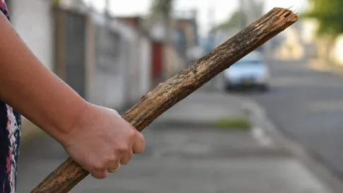 Vizinha ameaça mulher com pedaço de pau em Ivaiporã