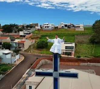 Padre sobe em cruz a 26 metros de altura para convidar fiéis para festa em Apucarana (PR)