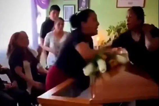 Vídeo: funeral termina em pancadaria após encontro de namoradas de falecido