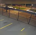 Jovem é atropelada durante travessia em faixa de pedestre em Londrina (PR); veja vídeo