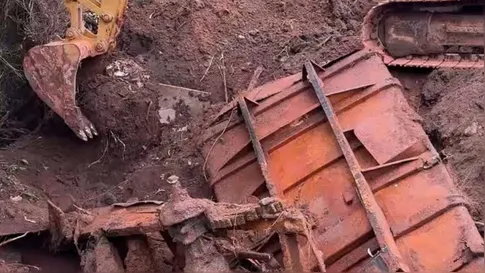 Caminhão de prefeitura desaparecido há quase 10 anos é encontrado enterrado no RS
