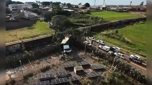 Imagens aéreas revelam dimensão de colisão fatal entre trem e carreta em Apucarana; veja