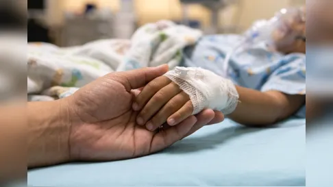 Criança dá entrada em hospital com sonolência, equipe aciona PM e pai acaba preso; entenda