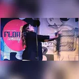Comediante sofre ataques verbais e leva cadeirada durante show em Santa Catarina