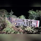 Três paraguaios morrem e dezenas ficam feridos após ônibus cair em ribanceira em Santa Catarina