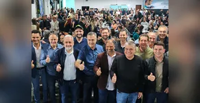 política