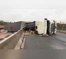 Caminhão tomba na BR-277 e provoca 4 km de fila em Curitiba
