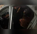 Ladrão rouba carro ocupado por mãe e criança, foge e é preso escondido em motel