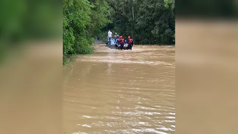 Família fica ilhada no teto de carro ao tentar cruzar estrada alagada no PR
