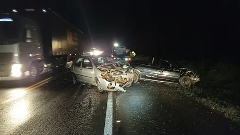 Colisão frontal na BR-277 deixa dois motoristas feridos no Paraná