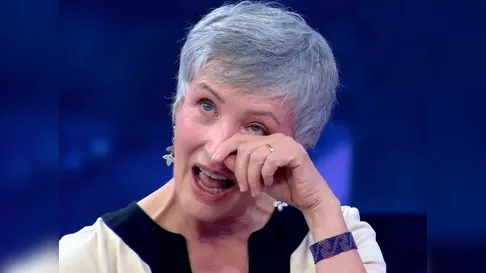 Sônia Bridi vai às lágrimas com declaração e aparição inesperada do marido em programa de TV