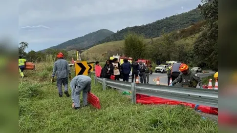 Ônibus de excursão cai em ribanceira em Cruzeiro (SP) e deixa seis mortos; criança está entre as vítimas