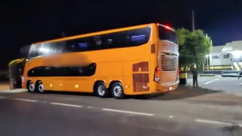 Quadrilha rende motorista, desvia rota de ônibus na PR-317 e assalta 22 passageiros em Floresta