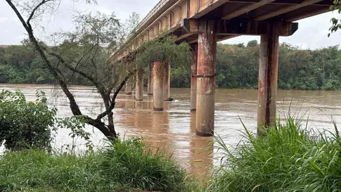 Rio Ivaí volta a baixar após subir 6 metros na sexta-feira; veja situação