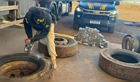 PRF apreende quase duas toneladas de drogas escondidas em caminhões no Paraná