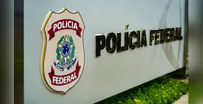 política