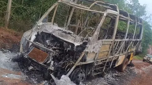 Motorista e criança pulam de janela para escapar de ônibus escolar em chamas no PR