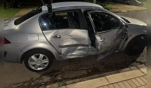 Câmera flagra motociclista sendo arremessado após bater em carro no PR