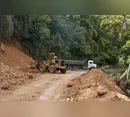 Chuvas provocam delizamento de terra e bloqueiam rodovia no PR
