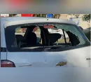 Motociclista cai dentro de carro após colidir contra traseira de veículo no Paraná
