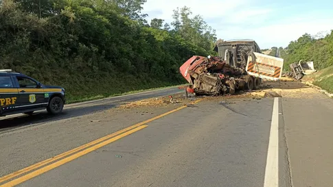 Colisão frontal entre carretas mata motorista e bloqueia a BR-277 no PR