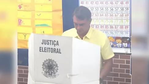Flávio Bolsonaro vota no Rio e pede que eleitores compareçam às urnas