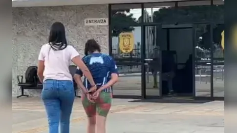 "Joguei no fogo e segurei", disse mãe condenada por matar filho em Goiás presa após fuga
