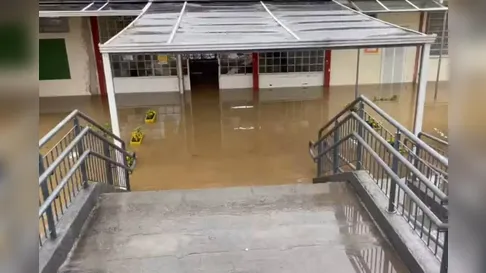 Chuvas no Paraná afetam mais de 7 mil pessoas, bloqueiam estradas e alagam escola