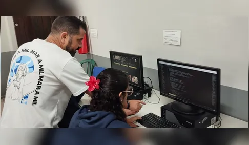 Alunos de Arapongas criam aplicativos durante aulas de cursos de tecnologia
