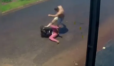 Homem flagrado em vídeo espancando a companheira no meio da rua é preso no Paraná