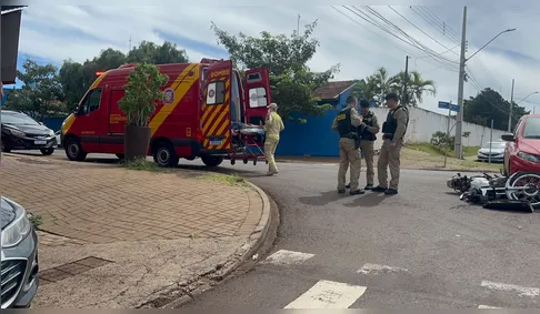 Jovem fica ferido após acidente entre carro e motocicleta em Cascavel